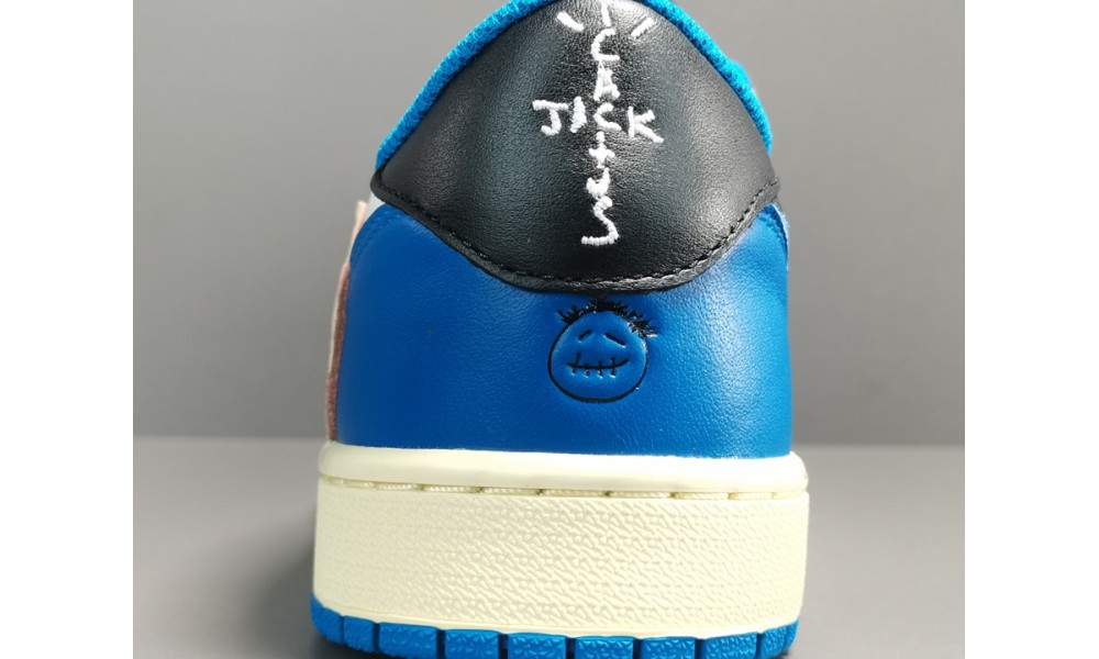 Кроссовки Nike Air Jordan 1 Low x Travis Scott Цена: 6 800 руб в  интернет-магазине onTheStreet