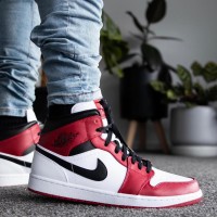 Кроссовки Nike Air Jordan 1 Mid Chicago Toe красно-белые